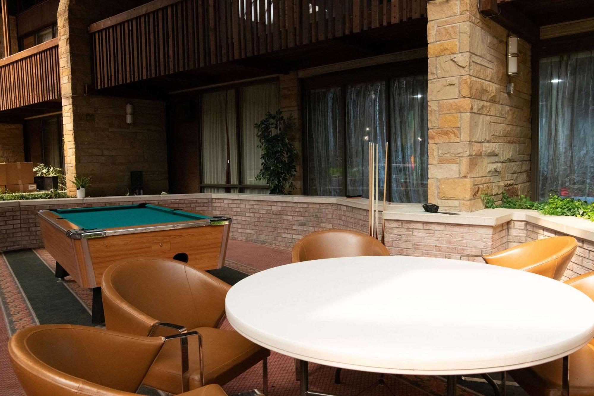 Quality Inn & Conference Center Somerset Bagian luar foto