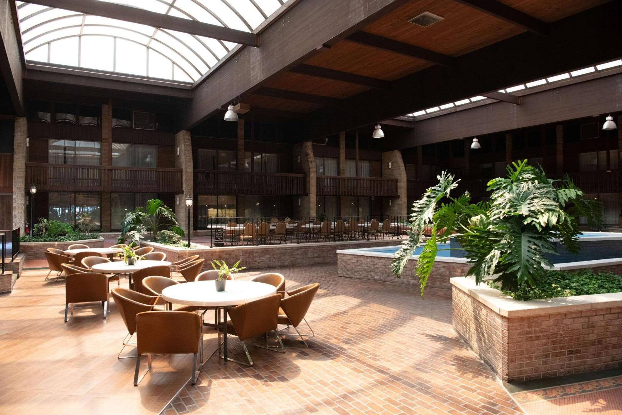 Quality Inn & Conference Center Somerset Bagian luar foto