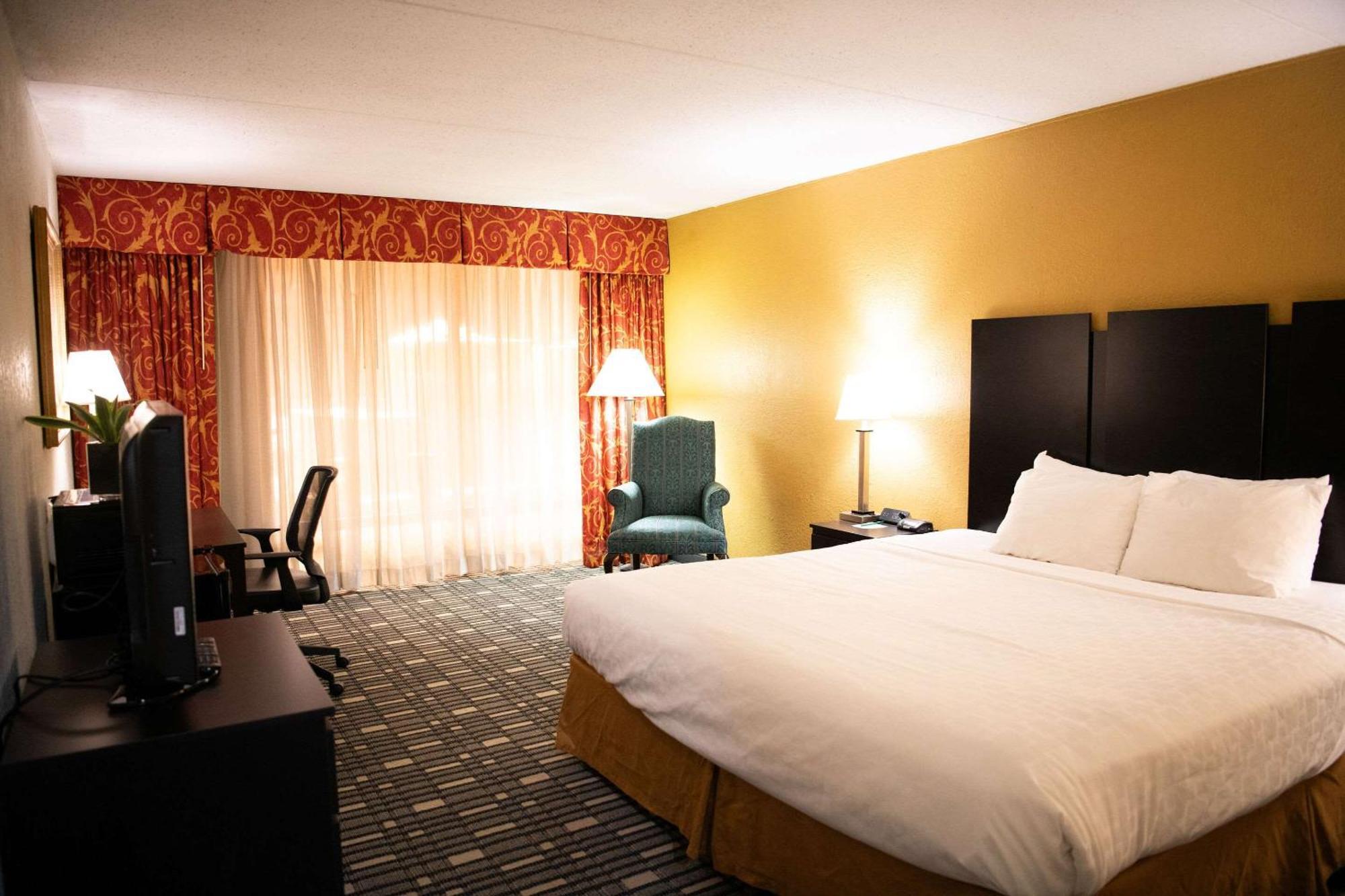 Quality Inn & Conference Center Somerset Bagian luar foto